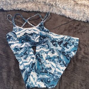 Gaiam yoga SET, cropped legging and strappy back bra. Pockets on both hips